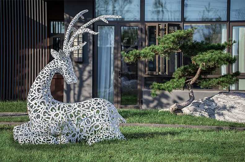不銹鋼鹿，不銹鋼鏤空鹿，鏤空鹿景觀擺件，鏤空鹿雕塑，河北不銹鋼鹿廠家.jpg