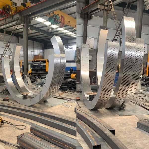 不銹鋼雕塑是因為哪些優(yōu)點被應用的呢？