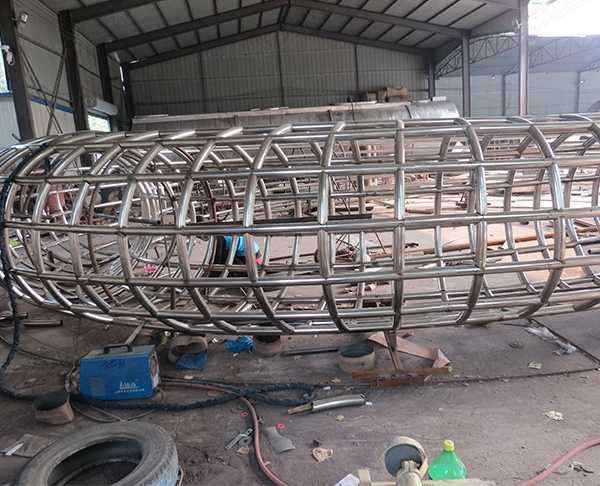 我們和不銹鋼雕塑廠家怎樣進行雕塑的溝通制作呢？