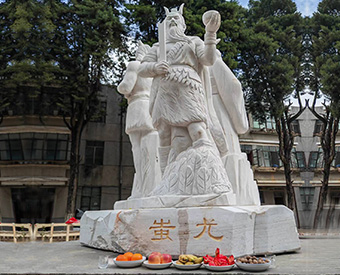 云南石雕黃帝、炎帝、蚩尤雕塑安裝效果展示