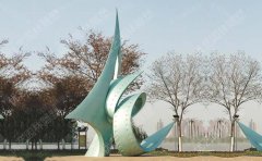 建筑小區(qū)應(yīng)當(dāng)怎樣選擇不銹鋼雕塑？