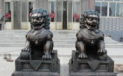 銅獅子雕塑應(yīng)該怎樣擺放？